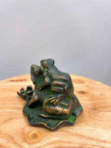 Statue de grenouille mère et bébé en laiton vert antique, figurine de famille de grenouilles vintage avec base décorative, grenouille en métal artisanale - Product Image 1