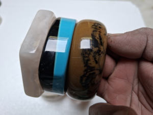 Bracelet en résine époxy de couleur naturelle fait à la main, bracelet en résine époxy de couleur naturelle, bracelet en résine époxy écologique, bracelets d'ange pour femmes, bijoux de fête en gros - Product Image 2