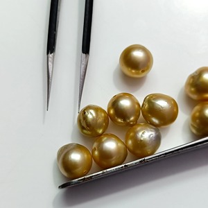 Perlas naturales del Mar del Sur doradas de 8-9 mm, perlas redondas sueltas para la fabricación de joyería a precio de mayoreo. - Product Image 4