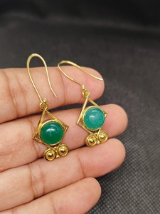 Pendientes de Aro Hechos a Mano en Latón Chapado en Oro con Ónix Verde y Textura Metálica Martillada, Joyería con Piedras Preciosas - Product Image 6