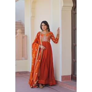 Vestido de Fiesta Hecho a Mano con Corte en A, Bordado con Zari y Lentejuelas, Cintura Imperio, Diseño Elegante - Product Image 5