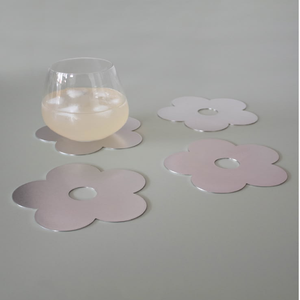 Posavasos circular de metal con arte lineal grabado de montañas y olas dentro del borde, disponible a precios de mayorista. - Product Image 3
