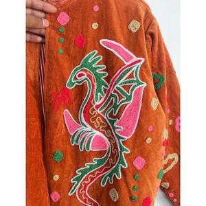 Chaqueta de terciopelo con motivo de dragón de inspiración vintage para mujer, bordada a mano, estilo bohemio, para festivales. - Product Image 4