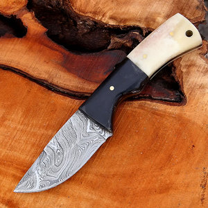 Cuchillo de Caza Personalizado de Acero de Damasco con Mango Ergonómico de Madera para Campismo, Senderismo y Aventuras de Bushcraft - Product Image 2