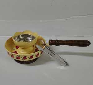 Ensemble brûleur d'encens indien en métal jaune à motif floral, avec pince en métal à manche en bois faite à la main, pour la décoration intérieure toute l'année - Product Image 1