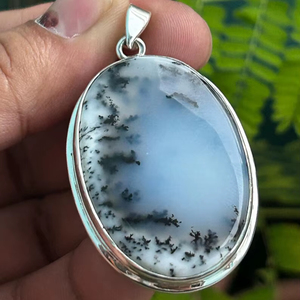 Colgante de ópalo dendrítico hecho a mano, piedra preciosa ovalada, plata de ley 925, joyería minimalista con piedras preciosas para mujer, joyería fina. - Product Image 1