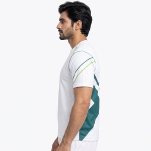 Camiseta de tenis para hombre enfocada en el rendimiento, con material ligero, control de la humedad y ajuste cómodo, diseñada para actividades deportivas. - Product Image 4