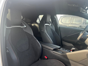 Toyota C-HR 2.0L VVT-i Plug-in GR Sport JBL, SUV Híbrido Compacto de Lujo, Ecológico, Auto Japonés en Venta - Product Image 6