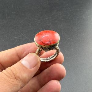 Anillo Tribal Afgano Kuchi con Moneda de Plata Grande y Grabados Geométricos Intrincados - Product Image 1