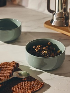 Bol en céramique doux couleur menthe, forme incurvée lisse, finition brillante, qualité alimentaire, construction durable, idéal pour les petits-déjeuners, les soupes et les salades - Product Image 6