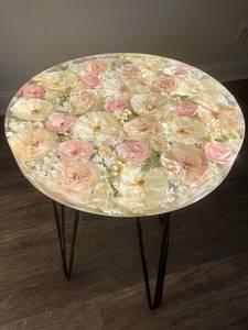 Table d'appoint en résine TIMELESS CRAFT, motif rose et tournesol pressés, écologique, peinte à la main – Couleur et taille personnalisables - Product Image 2