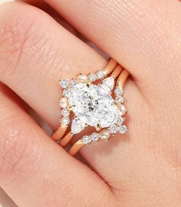 Bague de fiançailles et de mariage de luxe en moissanite taille ovale plaquée or 18 carats, faite à la main, style vintage, bijou de promesse - Product Image 1