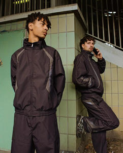 Ensemble de survêtement streetwear deux pièces en nylon froissé et polyester, comprenant une veste coupe-vent et un pantalon de jogging léger - Product Image 4