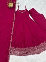 TENNECY Ensemble Anarkali et Dupatta en Tissu Chanderi Réversible avec Broderie, Coupe Évasée Longue, Infroissable, et Pantalon Assorti