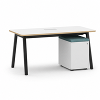Bureau de direction rectangulaire moderne avec rangement, plateau blanc, bordure en bois et pieds noirs inclinés pour projets de bureau