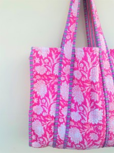 Bolso Tote Acolchado Hecho a Mano en India, Bolso de Hombro Ecológico con Cierre de Cremallera |   Arte de Impresión a Bloque de Jaipur Hecho a Mano y Sostenible - Product Image 2