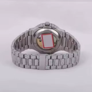 Reloj de lujo con diamantes de moissanita premium, con piedras brillantes y un estilo sofisticado para ocasiones formales, procedente de la India. - Product Image 4