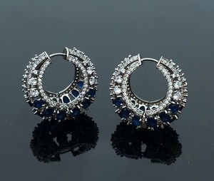Boucles d'oreilles créoles en argent plaqué émeraude pour femme, avec halo de diamants ronds et sertissage griffe classique - Product Image 2