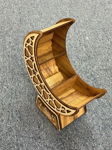 Plateau de service artisanal en bois en forme de croissant de lune et d'étoile, idéal pour la présentation de table festive, le Ramadan, l'Iftar et les réunions familiales de l'Aïd - Product Image 6