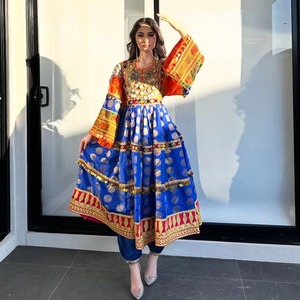 ชุดเดรสแบบดั้งเดิมของชาวอัฟกันชนเผ่ากุจิ สีน้ำเงิน พร้อมงานปักเหรียญทองและแขนเสื้อสีส้มสดใส สำหรับงานแต่งงานแบบดั้งเดิม - Product Image 3