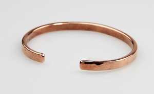 Brazalete de Cobre Hecho a Mano con Diseño Rústico Texturizado, Joyería Metálica - Product Image 2