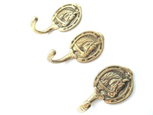 Perchero Clásico de Metal con Doble Gancho, Resistente, para Colgar Abrigos y Sombreros - Product Image 3