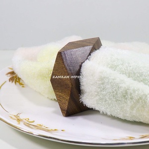 Lot de 6 ronds de serviettes en bois faits à la main | Porte-serviettes en bois naturel rustique et écologique pour la décoration de la salle à manger et de la table - Product Image 3