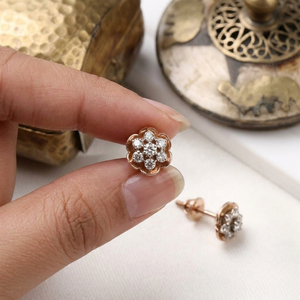 Pendientes de tuerca con broche de rosca de oro rosa macizo de 14K con diamantes naturales en forma de racimo floral, joyería fina, Memoria Jewels, venta al por mayor - Product Image 3