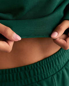 Sudaderas con Capucha Estilo Streetwear para Mujer, con Logotipo Personalizado Impreso, Color Verde Oscuro, Estilo Corto y Grueso - Product Image 6