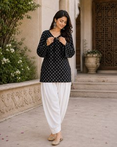 Kurti en coton pur de qualité supérieure avec imprimé Bandhej, haut à manches cloche et pantalon Farsi en lin et coton, vêtements ethniques pour femmes - Product Image 1