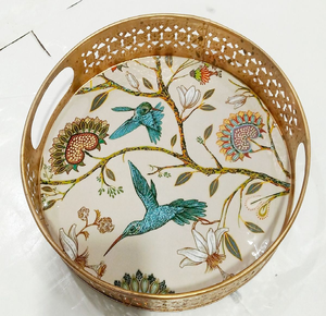 Cuenco y plato de madera natural decorados con motivos florales azules y rosas, elegante pichwai metálico disponible a precio de mayoreo. - Product Image 5