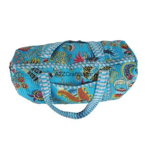 Sac de voyage matelassé en coton biologique fait main avec deux poignées, motif floral matelassé, fermeture ouverte, sac de shopping - Product Image 4