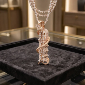 Pendentif Lettre D en Moissanite Or Rose, Style Hiphop, Bijou pour Homme, Motif Serpent, Sertissage Canal Coupe Marquise - Product Image 1