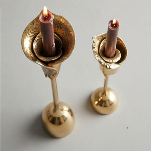 Candelabro de Latón Dorado de 2 Brazos con Forma de Flor Doble, Portavelas para Mesa, Decoración del Hogar - Product Image 5