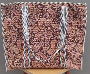 Sacs fourre-tout en coton imprimés à la main, matelassés, traditionnels indiens, faits à la main avec des motifs imprimés à la main - Product Image 1