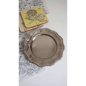 Assiettes de présentation anciennes en laiton pour restaurants, hôtels et traiteurs, style floral, impression de logo personnalisée - Product Image 1