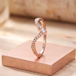 Bague Chevron Moderne et Élégante en Or Rose 14K avec Diamant de Laboratoire, Bague en V avec Diamant, Alliance Courbe Empilable, Bijoux Fins - Product Image 4