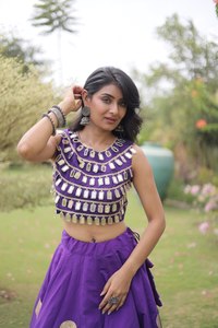 Conjunto de Lehenga de Seda Romana de Calidad de Exportación con Blusa de Encaje con Espejos y Falda de 6 Metros, Colección de Diseñador - Product Image 3