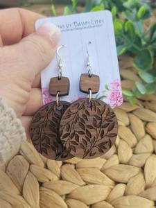Boucles d'oreilles pendantes rustiques en bois naturel gravé, faites à la main, ethniques, pour femme, pour fêtes, usage quotidien et occasions festives - Product Image 1