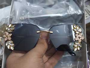 Lunettes de soleil de créateur pour mariage, cadeaux pour demoiselles d'honneur, avec fleurs et strass, embellissements, lunettes fantaisie pour l'équipe de la mariée - Product Image 4