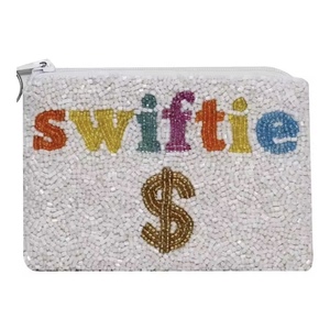 Monedero artesanal con cuentas de semillas y detalles coloridos para mujeres que aman accesorios hechos a mano con personalidad. - Product Image 3