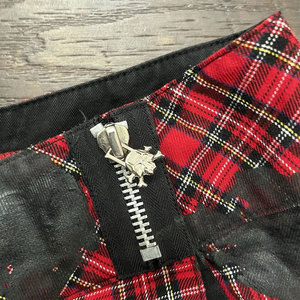Minifalda plisada a cuadros rojos para mujer, estilo gótico, con estampado de calavera y cremallera frontal - Product Image 3