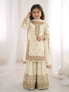 Ensemble Kurti Sharara brodé pour enfants avec dupatta – Tenue ethnique de créateur avec travail Zari pour les fêtes et les mariages, pour filles - Product Image 4