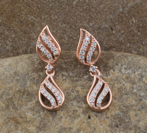 Boucles d'oreilles pendantes en plaqué or rose avec pierres en zircone cubique, bijoux minimalistes de luxe pour femmes, vente en gros - Product Image 5