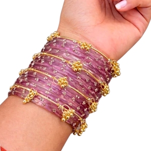 Ensemble de bracelets en verre rose tendance avec des breloques fleuries plaquées or et des perles imitation pour femmes, pour mariage et occasions spéciales. - Product Image 3