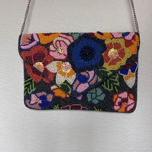 Bolso de mano blanco con solapa de mariposa y cuentas para mujer - Product Image 4