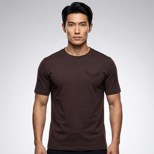 T-shirt en tricot à manches courtes pour homme, couleur brun foncé, col rond, avec logo d'aile en relief, coupe décontractée - Product Image 4