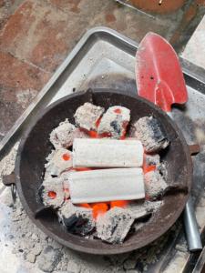 Charbon de bois de qualité supérieure pour barbecue, fabriqué à la machine à partir de poudre de bois de fruit, durée de combustion de 4 à 5 heures, sans fumée, sans étincelles, inodore - Product Image 4