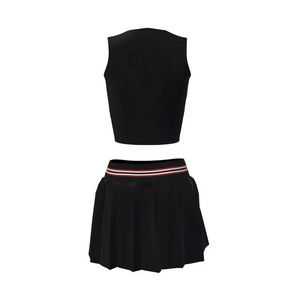 Uniforme de Animadoras para Adultos, Top Negro con Cuello en V y Falda Plisada con Rayas Rojas y Blancas, Material de Poliéster - Product Image 2