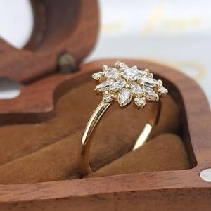 Anillo de Diamantes con Corte Marquesa y Racimo Floral en Oro Amarillo Sólido, Diseño de Halo Radiante, Banda Lisa, Anillo Nupcial Vintage Único - Product Image 4